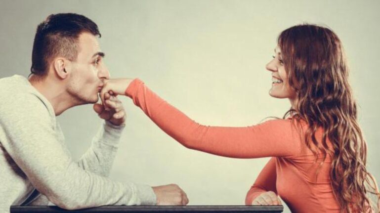 Ein Mann kümmert sich um ein Mädchen und denkt über eine Penisvergrößerung nach