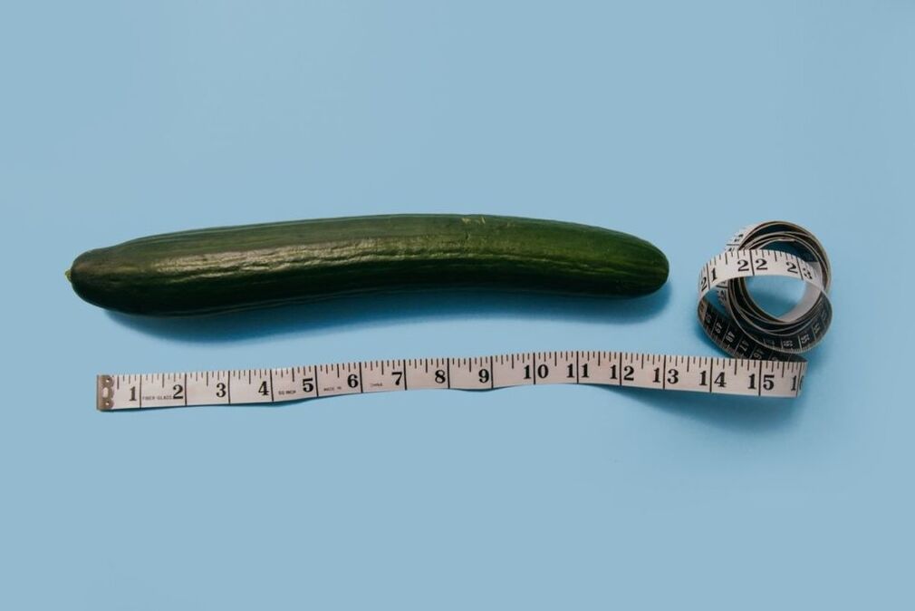 Messung der Größe des Penis mit dem Beispiel einer Gurke
